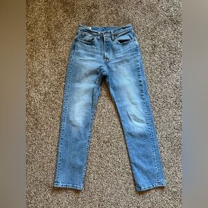Adorable Levi 501 jeans size 27